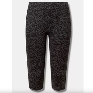 Torrid - Pedal Pusher Gray Black Leopard Cotton Pocket Crop Legging - 3X